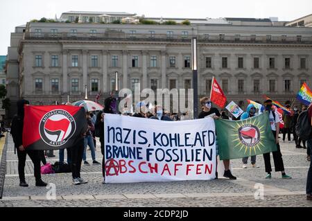 Berlin, Deutschland. August 2020. Gegendemonstranten einer Kundgebung gegen die Corona-Maßnahmen versammeln sich. Quelle: Christophe Gateau/dpa/Alamy Live News Stockfoto