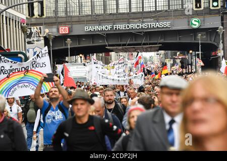 Berlin, Deutschland. August 2020. Die Teilnehmer treffen sich in der Friedrichstraße zu einer Demonstration gegen die Corona-Maßnahmen. Quelle: Paul Zinken/dpa/Alamy Live News Stockfoto