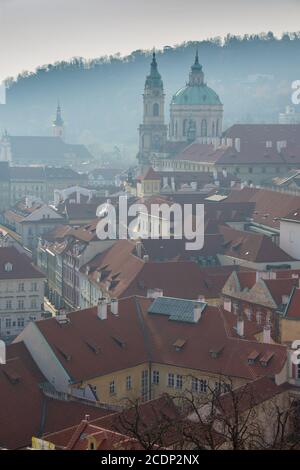 Mala Strana, St. Nikolaus-Kirche und Petrin Hügel, Prag, Tschechische Republik Stockfoto