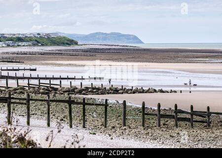 Nordwales Küstenstrand zwischen Abergele und Llanddulas in Richtung Llanddulas und darüber hinaus Stockfoto