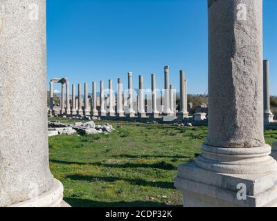 Perge Kolonnaden Straße der Marktplatz, im Hintergrund der lykischen Stier mit teilweise sno Stockfoto