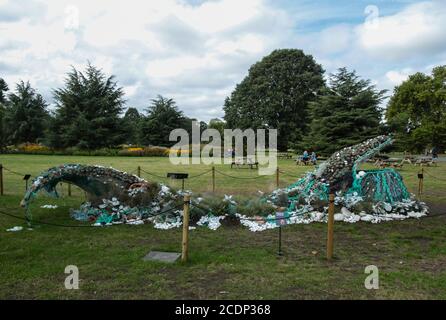 london UK 29 August 2020 Besucher werden eine spektakuläre Blumenskulptur bewundern, die aus tausenden von Blumen und Pflanzen hergestellt wurde und von den Gewinnern von Netflix's ‘The Big Flower Fight’ 2020, In Kew Gardens präsentiert sie ihre Talente mit einer prächtigen Blumenskulptur eines Buckelwals.‘The Big Flower Fight’ Gewinner waren Andrew Whittle und Ryan Lanji.Paul Quezada-Neiman/Alamy Live News Stockfoto