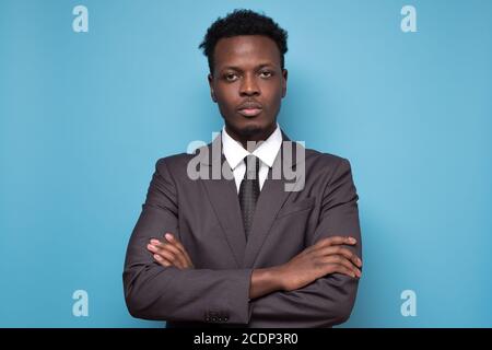Junger afroamerikanischer Geschäftsmann in Anzug und Krawatte. Stockfoto