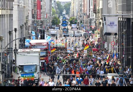 Berlin, Deutschland. August 2020. Die Teilnehmer treffen sich in der Friedrichstraße zu einer Demonstration gegen die Corona-Maßnahmen. Quelle: Paul Zinken/dpa/Alamy Live News Stockfoto