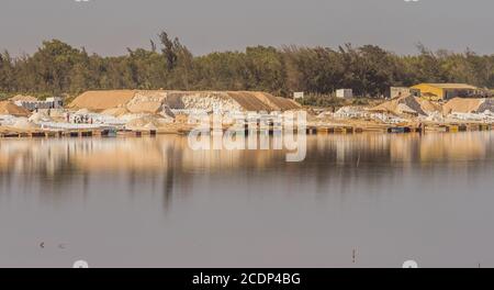 Panoramablick auf den Lac Rose (Rosa See). See Retba mit dem Roten Wasser ist UNESCO-Welterbe. Llies nördlich der Halbinsel Cap Vert der Sen Stockfoto