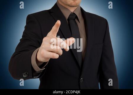 Porträt der Geschäftsmann Zeigefinger auf Betrachter / blauer Hintergrund Stockfoto