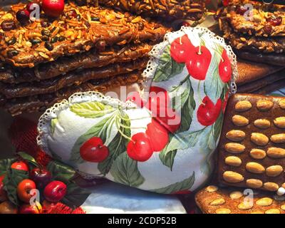 Lebkuchen mit Nüssen und Kirschen aus Aachen genannt Aachener Printen Stockfoto