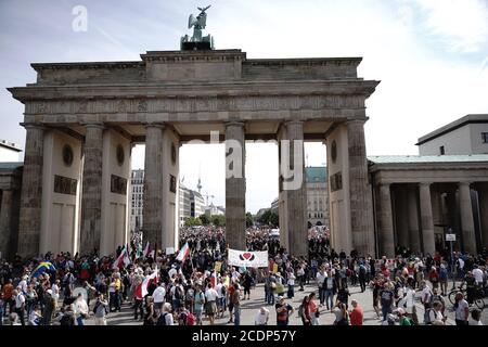 Berlin, Deutschland. August 2020. Teilnehmer einer Demonstration gegen die Corona-Maßnahmen versammeln sich am Brandenburger Tor. Quelle: Michael Kappeler/dpa/Alamy Live News Stockfoto