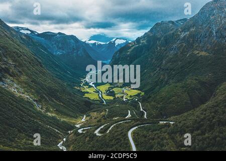 Serpentine Straße in Norwegen Berge Stryn kommune Landschaft reisen schön Reiseziele skandinavische Natur Stockfoto