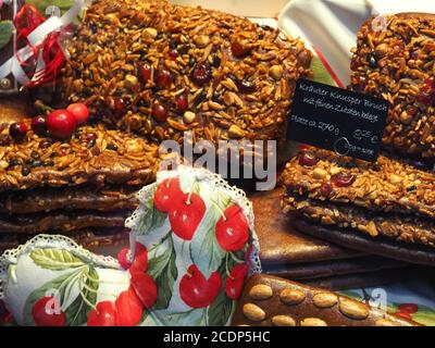 Lebkuchen mit Nüssen und Kirschen aus Aachen genannt Aachener Printen Stockfoto