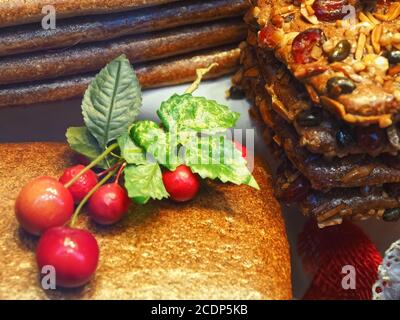Lebkuchen mit Nüssen und Kirschen aus Aachen genannt Aachener Printen Stockfoto