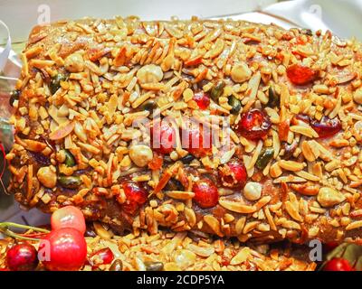 Lebkuchen mit Nüssen und Kirschen aus Aachen genannt Aachener Printen Stockfoto