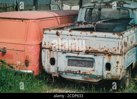 Detail Schrottplatz und Entsorgung der alten zerstörten Autos bereit Zum Recycling Stockfoto