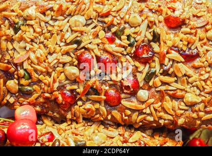 Lebkuchen mit Nüssen und Kirschen aus Aachen genannt Aachener Printen Stockfoto