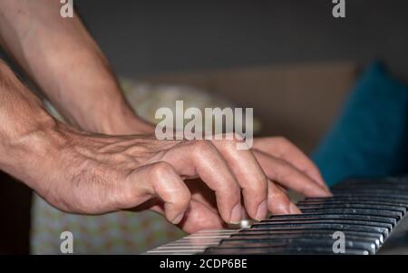 Ein Mann, der Klavier spielt, nur Hände. Extreme Nahaufnahme. Stockfoto