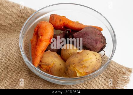 Gekochtes Gemüse in einer Glasschüssel. Kartoffeln, Rüben, Karotten. Stockfoto