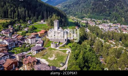 Die Burg St. Michael in Ossana steht auf einem Felsvorsprung. Schloss Ossana in der Ortschaft Ossana im Val di Sole, Trentino-Südtirol, Norditalien. Stockfoto