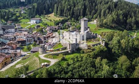 Die Burg St. Michael in Ossana steht auf einem Felsvorsprung. Schloss Ossana in der Ortschaft Ossana im Val di Sole, Trentino-Südtirol, Norditalien. Stockfoto