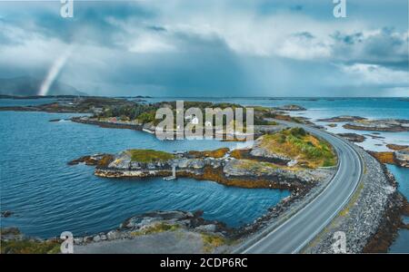 Atlantischer Ozean Straßenlandschaft in Norwegen Luftbild stürmisches Wetter Natur Wolken mit Regenbogen Drohne Landschaft skandinavische Reise reisen schön Destina Stockfoto