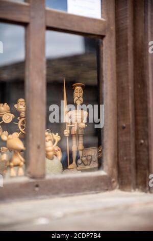 Holzspielzeug hinter einem Holzfenster angeordnet und Blick nach draußen. Stockfoto