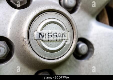 Tallinn / Estland - 28. August 2020: Nahaufnahme des Nissan-Logos auf dem alten SUV-Rad. Nissan ist eine Marke von International Renault–Nissan–Mitsubishi Allian Stockfoto