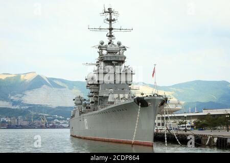 Noworossijsk, Russische Föderation, 04. Juli 2015: Der Kreuzer Michail Kutusow - das Schiff-Museum in Noworossijsk auf dem Cent vertäut Stockfoto