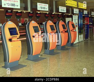 Moskau, Russische Föderation – 20. Dezember 2015: Check-in-Automaten am Flughafen Sheremetyevo Terminal D Stockfoto