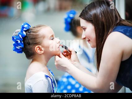 Mutter Tochter Lippenstift aufsetzen Stockfoto