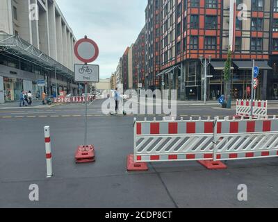 Berlin, Deutschland. August 2020. FriedrichstraSe (Friedrichstraße) in Berlin, Deutschland, am 29. August 2020. Bis Ende Januar 2021 wird ein etwa halber Kilometer langer Abschnitt einer der berühmtesten Straßen Berlins ausschließlich Fußgängern und Radfahrern vorbehalten sein. Die Stadt will überprüfen, inwieweit diese Maßnahme die Lebensqualität im öffentlichen Raum erhöhen wird. Kredit: Ales Zapotocky/CTK Foto/Alamy Live Nachrichten Stockfoto