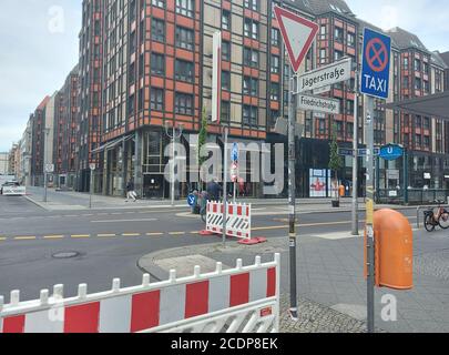 FriedrichstraSe (Friedrichstraße) in Berlin, Deutschland, am 29. August 2020. Bis Ende Januar 2021 wird ein etwa halber Kilometer langer Abschnitt einer der berühmtesten Straßen Berlins ausschließlich Fußgängern und Radfahrern vorbehalten sein. Die Stadt will überprüfen, inwieweit diese Maßnahme die Lebensqualität im öffentlichen Raum erhöhen wird. (CTK-Foto/Ales Zapotocky) Stockfoto