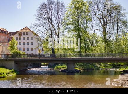 Der Weiße Main in Himmelkron mit der Straßenbrücke und Mit Blick auf das Dorf mit der Baille-Maille Stockfoto