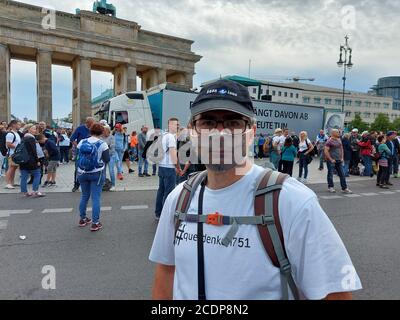 Berlin, Deutschland. August 2020. Ein Mann mit einer Drahtmaske nimmt am 29. August 2020 an einer Demonstration gegen Coronavirus-Maßnahmen in Berlin Teil. Kredit: Ales Zapotocky/CTK Foto/Alamy Live Nachrichten Stockfoto