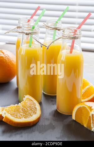 Natürlich und frisch gepressten Orangensaft in kleinen Flaschen mit frischem orange Stockfoto