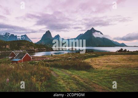 Norwegen Landschaft Sonnenuntergang Berge über Fjord und Dorfhäuser in Lofoten Inseln ländliche skandinavische Natur reisen schöne Ziele countrysid Stockfoto