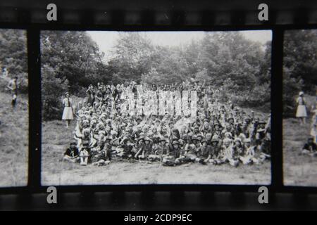 Feine Schwarz-Weiß-Fotografie aus den 1970er Jahren von einer Gruppe von Hunderten von Pfadfindern, die in einem Sommerscout-Camp in der freien Natur campen. Stockfoto