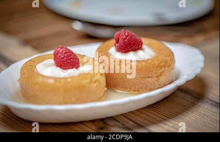Baba au Rum ist ein traditionelles französisches Dessert Stockfoto