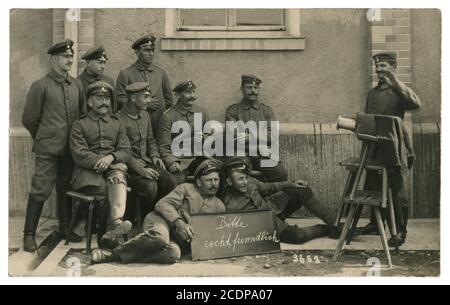 Deutsche historische Fotopostkarte: Soldaten werden zur Erinnerung fotografiert, die Kamera auf einem Hocker vor einer Militäreinheit. Deutschland, 1. Weltkrieg 1916 Stockfoto