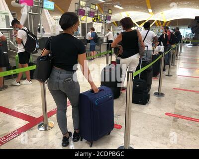 Passagiere des Flughafens Adolfo Suárez Madrid Barajas im Sommer 2020. Stockfoto