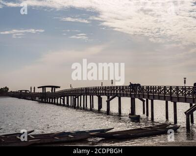 Joal-Fadiouth, Afrika - Jan, 2019: Holzbrücke zwischen Joal und Fadiouth. Die Region Thiès am Ende der Petite Côte von Senegal Stockfoto