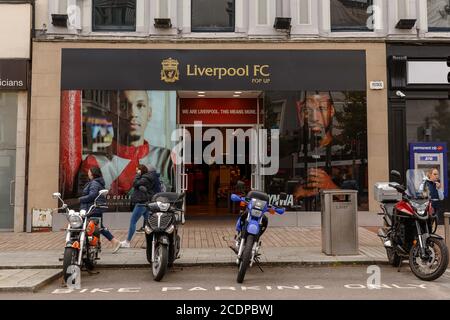 Cork, Irland. August 2020. Eröffnung des FC Liverpool Store, Cork City. Ein Liverpool FC Pop-up-Store öffnete heute um 12 Uhr in der St. Patrick's Street seine Türen. Das Geschäft verkauft die offiziellen Waren der Premier League Gewinner 2020. Kredit: Damian Coleman/Alamy Live Nachrichten Stockfoto