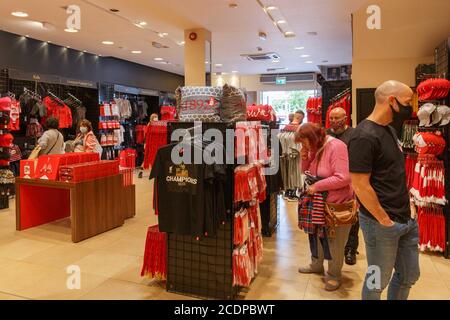 Cork, Irland. August 2020. Eröffnung des FC Liverpool Store, Cork City. Ein Liverpool FC Pop-up-Store öffnete heute um 12 Uhr in der St. Patrick's Street seine Türen. Das Geschäft verkauft die offiziellen Waren der Premier League Gewinner 2020. Kredit: Damian Coleman/Alamy Live Nachrichten Stockfoto