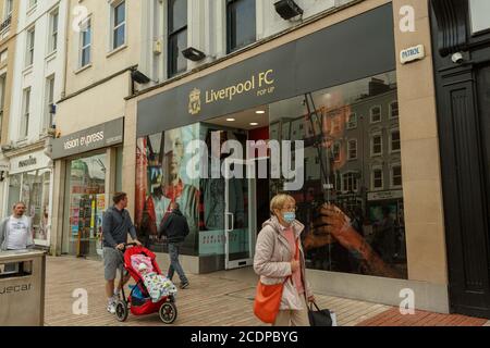 Cork, Irland. August 2020. Eröffnung des FC Liverpool Store, Cork City. Ein Liverpool FC Pop-up-Store öffnete heute um 12 Uhr in der St. Patrick's Street seine Türen. Das Geschäft verkauft die offiziellen Waren der Premier League Gewinner 2020. Kredit: Damian Coleman/Alamy Live Nachrichten Stockfoto