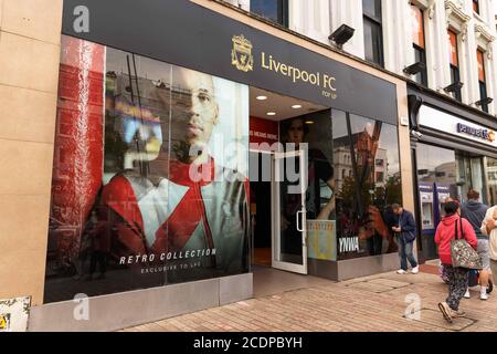 Cork, Irland. August 2020. Eröffnung des FC Liverpool Store, Cork City. Ein Liverpool FC Pop-up-Store öffnete heute um 12 Uhr in der St. Patrick's Street seine Türen. Das Geschäft verkauft die offiziellen Waren der Premier League Gewinner 2020. Kredit: Damian Coleman/Alamy Live Nachrichten Stockfoto