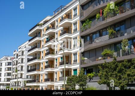 Moderne Luxus-Apartmenthäuser in Berlin, Deutschland gesehen Stockfoto