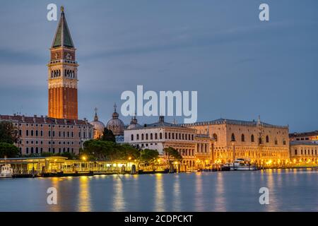 Blick auf den Markusplatz in Venedig bei Nacht mit Der berühmte Campanile Stockfoto