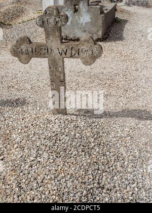 Joal-Fadiouth, Afrika - Jan, 2019: Katholisches Kreuz auf einem Grab auf einem gemischten muslimisch-christlichen Friedhof. Die Stadt und Gemeinde Joal-Fadiouth in der Thi Stockfoto