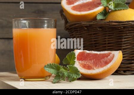 Natürliche und frische Grapefruitsaft im Glas mit frisch geerntet Grapefruit Stockfoto