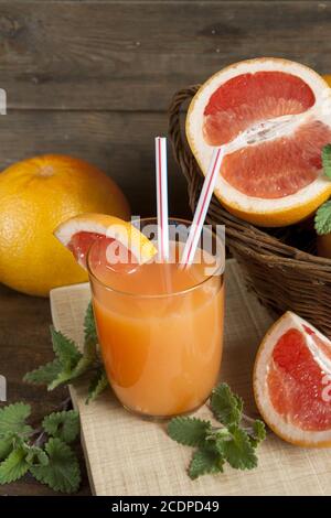 Natürliche und frische Grapefruitsaft im Glas mit frisch geerntet Grapefruit Stockfoto