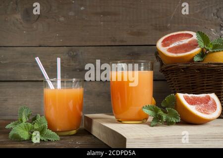 Natürliche und frische Grapefruitsaft im Glas mit frisch geerntet Grapefruit Stockfoto