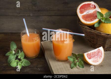 Natürliche und frische Grapefruitsaft im Glas mit frisch geerntet Grapefruit Stockfoto